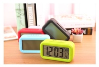 Réveil numérique à prix compétitif Affichage LED Snooze Horloge électronique avec capteur Veilleuse Horloge de table de bureau