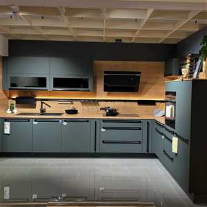 Cuisine contemporaine verte avec crédence en bois, armoires sans poignées et appareils électroménagers modernes intégrés - Product Image 2