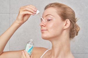 Ampoule à l'acide hyaluronique et à l'arbre à thé pour peaux grasses Sérum hydratant en profondeur sans huile Minimisation des pores et contrôle de la brillance - Product Image 4