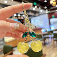 Al por mayor Llavero de moda ligero de cristal con cereza, de resina brillante con diseño de fruta y aleación de oro, colgante para bolso y llavero para coche