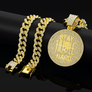Collar con Colgante de Disco/Medallón Motivacional 3D 'STAY HUSTLE HARD' de Hip Hop, Cadena Cubana Totalmente Adornada con Circonitas, Chapado en Oro de 18K - Product Image 1