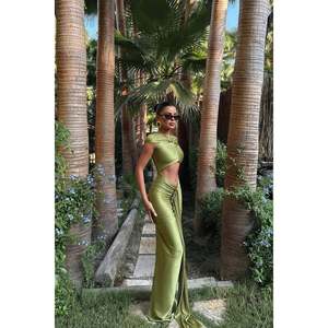 Robe longue vert olive coupe trapèze à col rond, style Empire, avec détails en crochet, superpositions drapées, strass et sequins, idéale pour mariages et soirées - Product Image 2