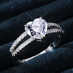 Anello da donna con zirconi intarsiati a forma di cuore, design elegante per feste di fidanzamento, regalo di gioielli da dito impilabile per tutti i giorni - Product Image 1