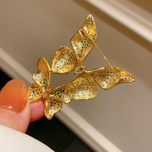 Broches Premium Coreanos Verde Esmeralda Luxo Acessível Broche Duplo de Borboleta Dourado Elegante Presente Temático Feminino ALN26020273 - Product Image 4
