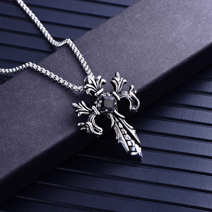 Collar gótico vintage para hombre con cruz, colgante <span class=keywords><strong>de</strong></span> crucifijo ornamentado con flor-<span class=keywords><strong>de</strong></span>-<span class=keywords><strong>lis</strong></span> y gemas rojas y negras, joyería hip hop para motociclistas. - Product Image 6