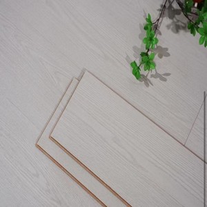 Suelo <span class=keywords><strong>laminado</strong></span> impermeable de primera calidad con ranura de bloqueo para instalación de <span class=keywords><strong>escaleras</strong></span> y <span class=keywords><strong>parquet</strong></span> Stock disponible AC5 AC4 AC3 - Product Image 2