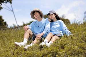 Pull en batik uni à col rond pour hommes et femmes, ample et décontracté, avec logo personnalisable. - Product Image 2