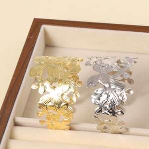 Bracelet à breloques plaqué or pour femme, motif floral irrégulier ajouré, bijoux de luxe haut de gamme pour soirée, vente en gros - Product Image 4