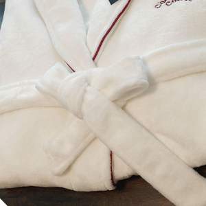 Vente en gros de peignoirs d'hôtel 5 étoiles doux pour la peau linge de bain blanc avec logo personnalisé ensemble de serviettes de bain d'hôtel en polyester pour le <span class=keywords><strong>visage</strong></span> - Product Image 4