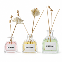 Bouteille diffuseur de parfum en verre transparent incurvé 50ml 100ml 150ml vide pour bâtonnets en rotin, avec logo personnalisé