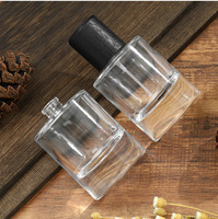 Perfume Masculino de Alta Gama en Atomizador de 50 ml, Botella de Vidrio Transparente con Base Pesada, Tapa Cilíndrica Negra Pulida, Etiquetas Personalizables Completas