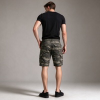 Shorts cargo camouflage pour homme avec passants de ceinture, fermeture frontale, poches obliques, poche à rabat boutonnée, longueur genou, ourlet côtelé, coupe ample pour usage tactique
