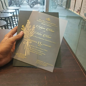 Copertura a singolo lembo con PVC smerigliato invito a nozze interno con una busta di nastro dorato - Product Image 1