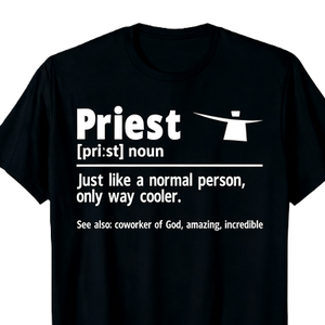 T-shirt humoristique avec citation sur la définition du prêtre, humorisme religieux du clergé, cadeau pour les travailleurs de l'Église catholique - Product Image 1