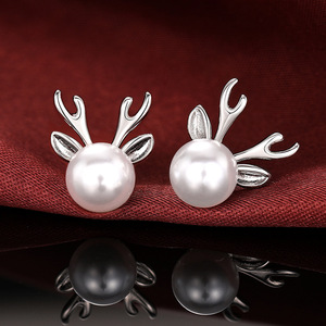 Orecchini a Perno con Corna di Cervo e Perle, Elegante Stile Femminile, Gioielli per Donne, Accessorio Regalo per Feste Natalizie e Uso Quotidiano - Product Image 1