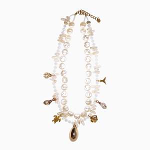 Collier de perles avec breloques plaquées or et pendentifs coquillages en acier inoxydable 316L, design durable et résistant - Product Image 1
