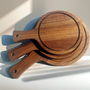 Bandeja redonda para pizza de madera de acacia con asa para hornear y servir en casa - Product Image 3