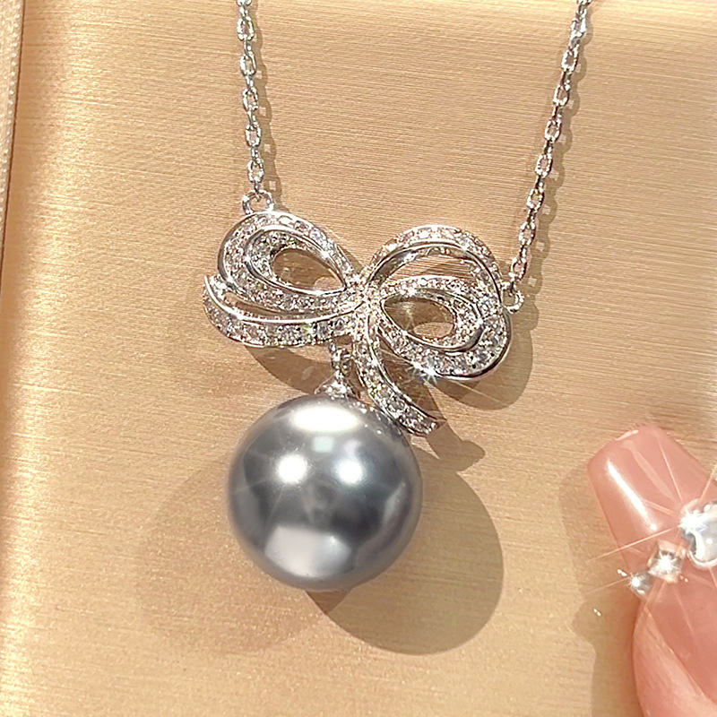 Pendentif perles grises