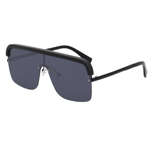 แว่นกันแดดผู้หญิงทรงโอเวอร์ไซส์ UV400 เลนส์ PC ระดับ 2 แฟชั่นสำหรับการเดินทาง กรอบสีดำ - Product Image 4