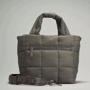Muestra Gratis Bolso de Mano Acolchado para Mujer, Nuevo Modelo de Invierno 2023, Suave, Impermeable, de Nailon Acolchado, Personalizado, Tipo Bandolera - Product Image 2