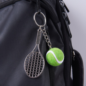 Llavero con colgante de mini raqueta de tenis, un divertido regalo promocional publicitario, un adorno con forma de pelota de tenis simulada. - Product Image 2