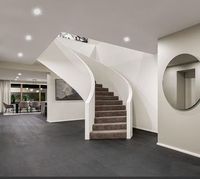 Escalier en colimaçon commercial classique moderne durable et écologique avec éclairage LED intérieur, en bois et verre, courbé, pour villa et appartement, avec rampe métallique