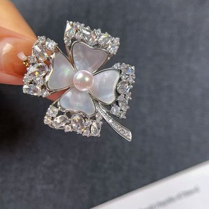 Broche de Trébol de Cuatro Hojas de Oro y Plata al por Mayor con Perla Natural de Agua Dulce, Joyería de Moda, Disponible para Venta al por Menor - Product Image 3