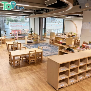 Set di Arredi Montessori per Aula Prescolare in Legno Massello, Tavolo Regolabile e Sedie Impilabili, Centro di Apprendimento Scolastico Ecologico - Product Image 1