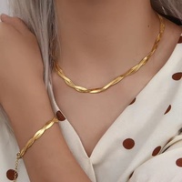 Ensemble de bijoux à chaîne serpent torsadée en acier inoxydable plaqué or 18 carats avec collier ras du cou et bracelet à chevrons