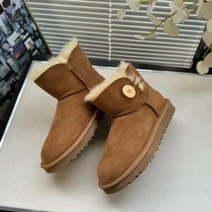 Botas de nieve de piel de oveja para mujer, de una pieza, con botón de madera, modelo 3352, clásicas, de caña baja y forro de lana. - Product Image 4