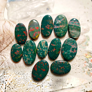 MAHNAJ GEMS ขายส่งพลอยแจสเปอร์ทะเลเกรด AAA แท้ 100% คุณภาพสูง รูปทรงคาโบชอง สีเขียว พลอยเม็ดเดี่ยว - Product Image 1