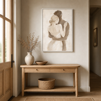 Tableau sur toile encadré, grand format, décoratif, style moderne et épuré, représentant une paire de couple romantique enlacée, couleur beige neutre, pour décoration murale de chambre à coucher.