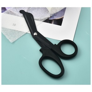 Tijeras de gasa populares EDC portátiles para exteriores, emergencias y uso doméstico, de acero inoxidable de 15 cm con revestimiento negro, tijeras para vendajes - Product Image 4