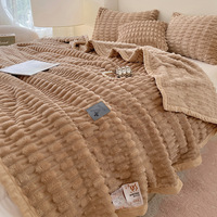 Couverture en flanelle de polyester super douce, vente en gros d'usine, tissée épaisse pour toutes les saisons, personnalisable, moderne, pour la maison, la literie et le canapé