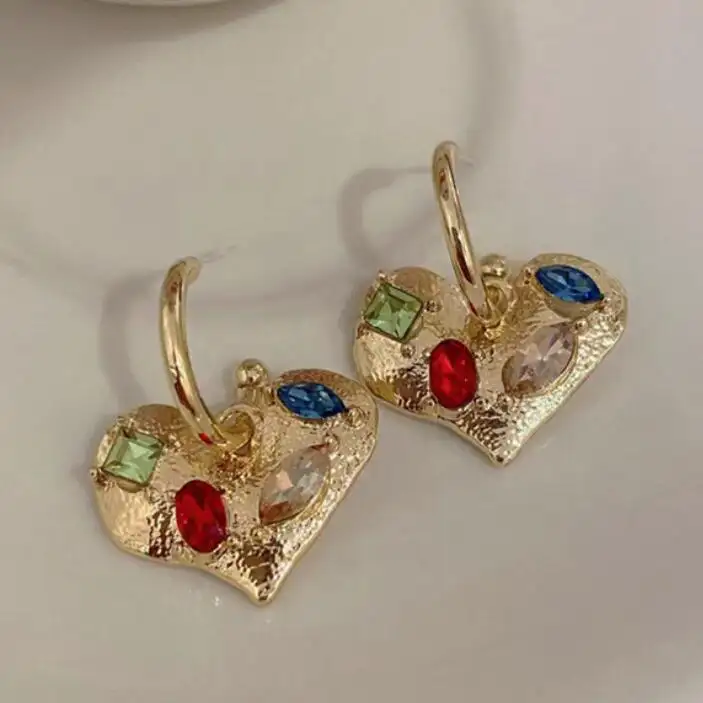 2023 Wholesale fashion jewelry 925 silver vintage palace gold texture love earrings color rhinestones antique heart gold earring