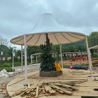 Structure de parasol moderne vert forêt à poteau unique avec membrane tendue, pavillon pare-soleil cantilever pour piscine, parc aquatique, hôtel, etc.
