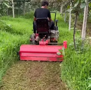 Traktor perayap untuk jalur tanah kering untuk tujuan penyulingan dan perternakan