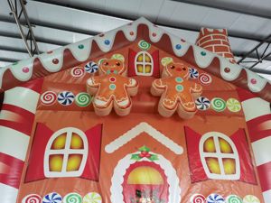 Castillo Inflable de Alta Calidad con Diseño de Hombres de Jengibre Navideños para Alquiler o Fiestas - Product Image 3
