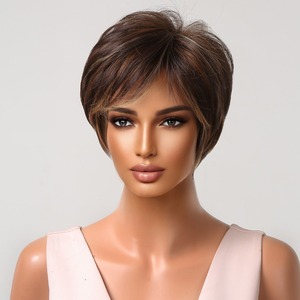 <span class=keywords><strong>Parrucca</strong></span> Biondo Scuro Misto Marrone per Donne Nere, Sintetica <span class=keywords><strong>Naturale</strong></span> Corta Taglio Pixie con Frangia, Resistente al Calore - Outlet di Fabbrica - Product Image 3