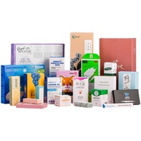 Boîte en papier rectangulaire longue blanche avec impression de feuilles vertes, logo personnalisé, emballage pliable pour flacon de shampoing, après-shampoing, sérum capillaire, cosmétiques