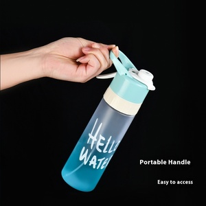 Botella de <span class=keywords><strong>agua</strong></span> pulverizada sin Bpa de grado alimenticio de 650ml con logotipo personalizado, botella de <span class=keywords><strong>agua</strong></span> con asa, PC de plástico portátil, deportes, viajes, correr - Product Image 4