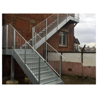 Escaliers industriels extérieurs en acier soudé, marches en métal perforé, surface antidérapante
