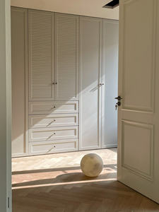 Système d'armoire Balom moderne à la française Portes unies à persiennes Tiroirs intégrés Rangement personnalisable Chambre à coucher Meubles de maison - Product Image 3
