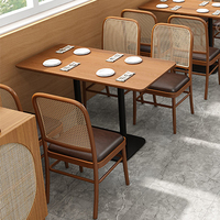 Ensemble de mobilier de restaurant moderne en bois massif, personnalisable, avec chaises de salle à manger commerciales en rotin et cuir, tables et banquettes.