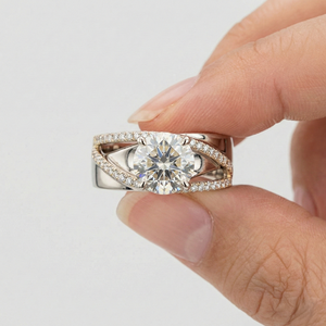 Anillo de Compromiso de Platino de Lujo con Diamante de Corte Brillante Redondo, Certificado IGI, Talla Estadounidense 6 - Product Image 5