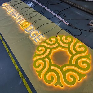 Letrero LED Personalizado con Carcasa Blanca y Retroiluminación Ámbar Cálida, con Logotipo Decorativo para el Identificación de Tiendas y Locales - Product Image 2