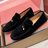 Mocassins en daim de luxe en cuir véritable de style italien pour hommes avec pendentif à fermoir métallique, chaussures décontractées à enfiler avec semelle extérieure en caoutchouc
