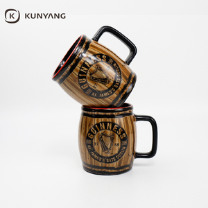 Chopes à bière créatives en forme de baril, en céramique, avec logo personnalisé OEM, type steins allemands, pour camping, fêtes, bars, souvenirs de la Coupe du Monde - Product Image 1