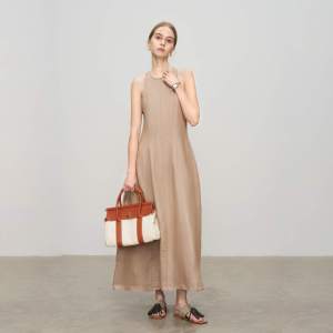 Abito Senza Maniche di Lusso Italiano B ~ C 26, Nuova Collezione Primavera, in Twill di Lino Scintillante, Silhouette Verticale di Alta Qualità, Collo Tondo - Product Image 1