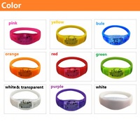 Op maat gemaakte 15/24-kleuren siliconen LED glow armband voor feestjes, met stemgestuurde knipperende licht- en geluidsactivatie LED armbanden